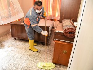 Yaşlı kadının kanalizasyon suyu basan evini belediye ekipleri temizledi