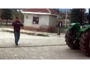 Gençler traktörleri birbirine bağlayıp güç yarıştırdı