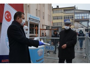 Vali Akbıyık vatandaşlara maske dağıttı