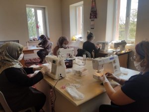 Gönüllü kadınların ürettiği maskeler bedava dağıtılıyor