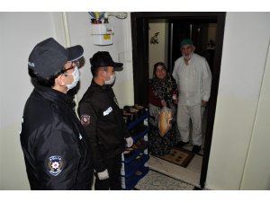 Yardıma gelen polis ve bekçileri kapıda ‘Fetih Suresi’ ile karşılıyor