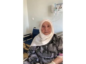 İstanbul’da korona virüsü yenen 93 yaşındaki Alye nine alkışlarla taburcu oldu
