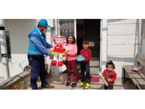 TDV gönüllüsü camiye gidemeyen çocukların evlerini ziyaret ederek oyuncak hediye ediyor