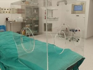 Sağlık çalışanlarını korumak için  laringoskop cihazından sonra entübasyon kabini de devrede