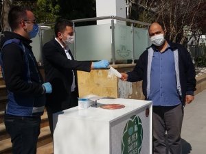 Zabıtadan vatandaşlara ücretsiz maske dağıtımı