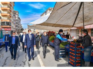 Gürkan pazarı ziyaret edip maske dağıttı