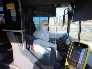 Metrobüs şoförleri korona virüse karşı koruyucu tulum giydi