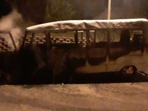 Yalova’da minibüs alev alev yandı