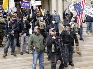 ABD'de 'karantina kaldırılsın" diyen aşırı sağcılardan silahlı gösteri