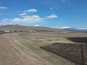 940 metrelik 82 konteynerli dev ihracat treni Orta Asya'ya doğru yola çıktı"