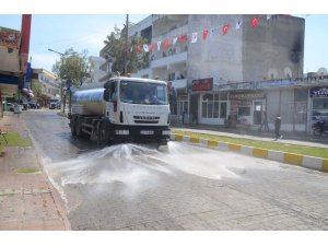 Kuşadası’nda cadde ve sokaklar dezenfekte edildi