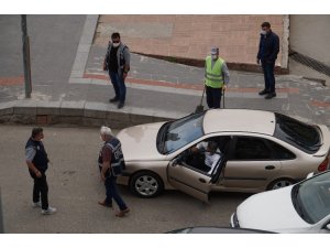 Trafik ışıklarında tartışan sürücülere 6 bin 300 lira sosyal mesafeyi ihlal cezası