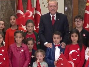 Ulusa seslenen Cumhurbaşkanı Erdoğan çocuklarla birlikte İstiklal Marşı'nı okudu