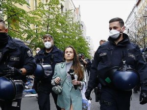 Almanya'da koronavirüs kısıtlamaları protesto edildi: Çok sayıda gözaltı