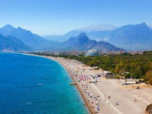 Antalya'dan 23,5 milyon turiste 4 dilde mektup