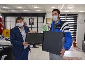 Demirci’de uzaktan eğitime katılamayan öğrenciye bilgisayar hediyesi