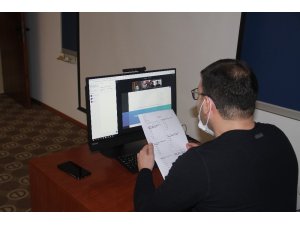Anadolu Üniversitesi dezavantajlı ve 65 yaş üstü öğrencilerine online sınavda video konferans ile okuyucu desteği sağladı
