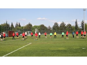 Eskişehirspor antrenmanlara başladı