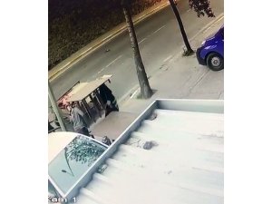 At arabalı kadın hırsızların rampa çaldığı anlar kamerada
