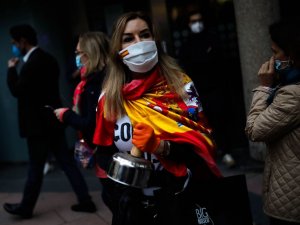 İspanya'da tencere-tavalı koronavirüs önlemleri protestosu