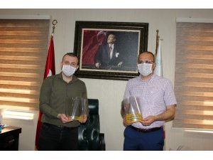 Milli eğitim çalışanlarından sağlık kurumlarına siperlik maske desteği