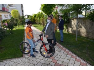 Başkan Gür, Biz Bize Yeteriz Türkiyem kampanyasına bağışta bulunan çocuğa bisiklet hediye etti