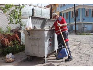 59 yaşındaki temizlik işçisi çöpteki ekmekleri hayvanlar için topluyor