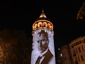 Galata Kulesi'ne Türk bayrağı ve Atatürk fotoğrafları yansıdı