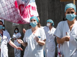 Paris'te sağlık çalışanlarından protesto gösterisi