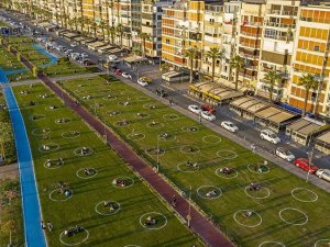 İzmir'de yeşil alanlarda 'çemberli sosyal mesafe' dönemi