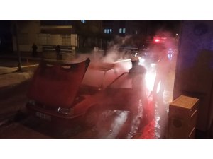 Seyir halindeki otomobil alev alev yandı