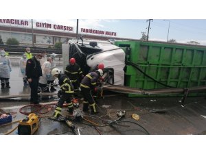Kontrolden çıkan çöp kamyonu bariyerlere saplandı: 1 ölü 1 yaralı
