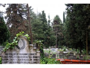 Her yıl ziyaretçi akınına uğrayan mezarlıklar bu yıl boş kaldı