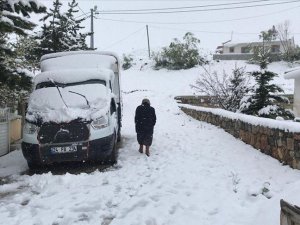 Erzincan'da mayısta yağan kar 'kara kış' manzaralarını aratmadı