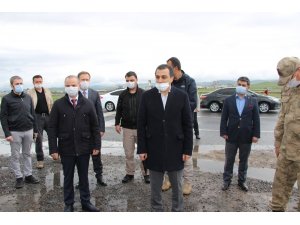Kars Valisi kontrol noktalarında görevli güvenlik güçleriyle bayramlaştı