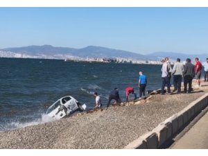 İzmir’de kaza sonrası takla atan otomobil denize düştü: 3 yaralı