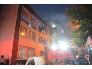 Küçükçekmece’de 4 katlı apartmanın çatısı alev alev yandı