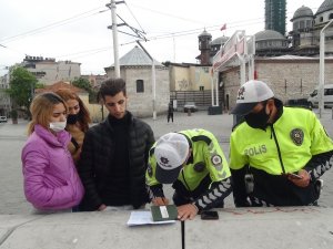 Taksim’de kısıtlamada sokağa çıkan turistlere ceza kesildi