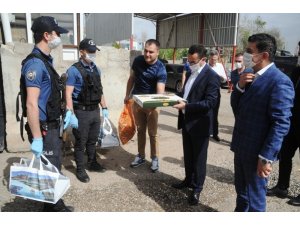 Kaymakam Sinanoğlu’ndan polislere baklava ikramı