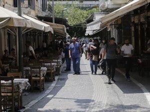 Yunanistan'da kafe ve restoranlar açıldı