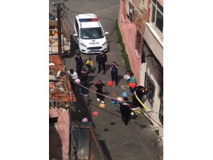 Sokakta düzenlenen doğum günü partisine polis baskını