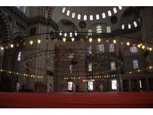 İstanbul’un tarihi camileri cuma namazına hazırlanıyor