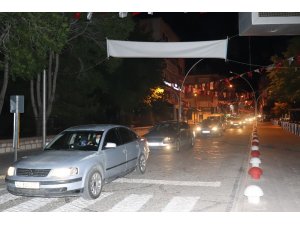 Karaman’da vatandaşlar kısıtlamanın bitmesiyle kendilerini sokağa attı