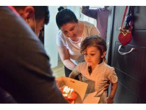 Evlerinde kalan çocuklara doğum günü sürprizi