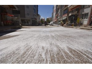 Sandıklı ilçesinin caddeleri köpüklü suyla yıkanıyor