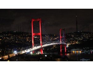 İstanbul’un köprüleri Azerbaycan bayrağı renklerine büründü
