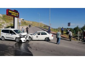 Otomobil ile hafif ticari araç kafa kafaya çarpıştı: 4 yaralı
