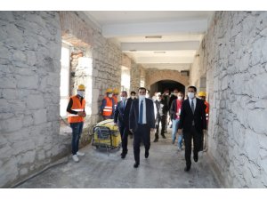 Kars Valisi Öksüz, tarihi Emniyet Müdürlüğünde incelemelerde bulundu