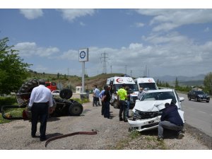 Otomobil ile Traktör çarpıştı: 3 yaralı