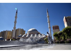 Konya’da cami avluları cuma namazına hazırlanıyor